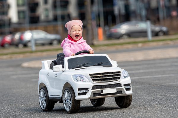 Elektrinis žaislas su realaus automobilio savybėmis: kokias technologijas perima vaikiški modeliai?