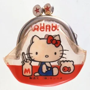 Originali vinilo piniginė, žyminti didįjį „Hello Kitty“ debiutą pasaulyje 1975 m.