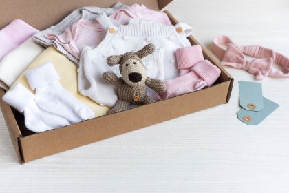 Dovanų rinkinys kūdikiui – kojinytės, drabužėliai, galvajuostė ir megztas žaislas dėžutėje, puiki dovana naujagimiui